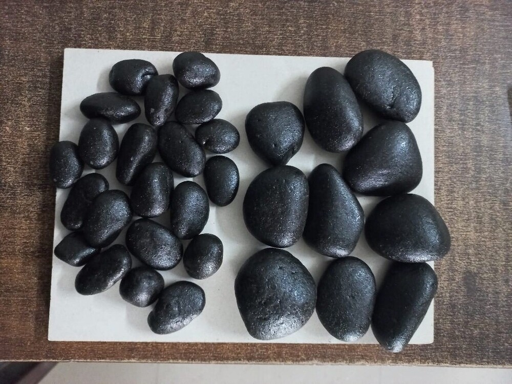 NATURAL RIVER BLACK PEBBLES SIZE : 3-4 INCH