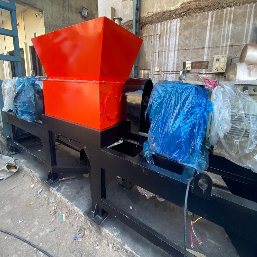 Tyre Shredder Machine - 2500 Kg, 100 Hp Motor, 5 T/hr Capacity | Automatic Plc Control, 440 Volt, 50 Hertz, 1-year Warranty
