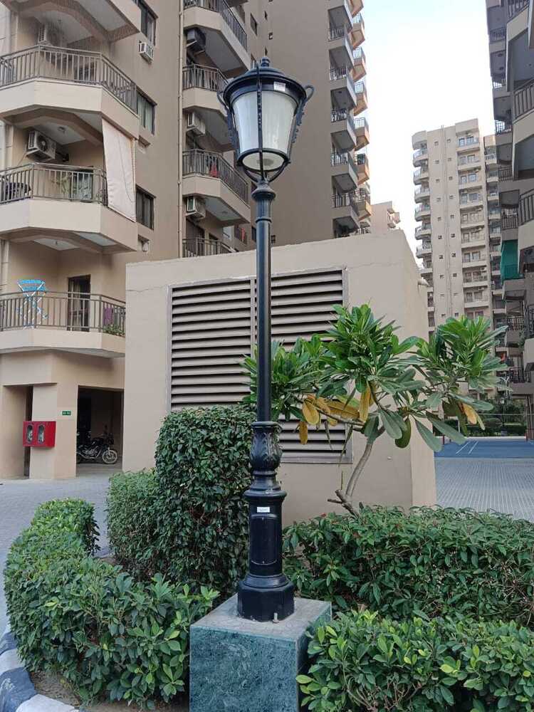 9 Feet Aluminium Casting Decorative Pole Post Top Light - Features: Rust Proof