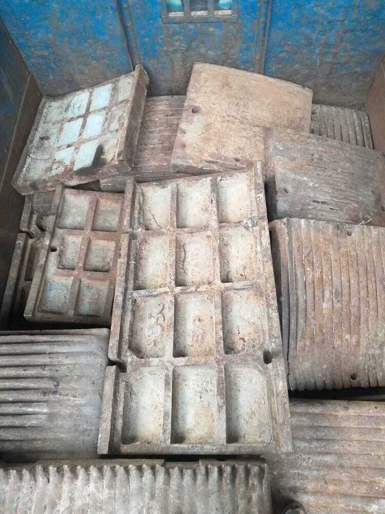 Jaw Plate Scrap - Color: Metallic Grey