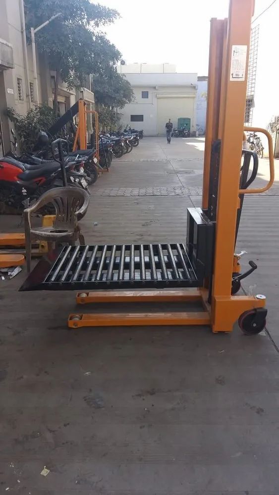 Hydraulic Manual Stacker - Attributes: Durable