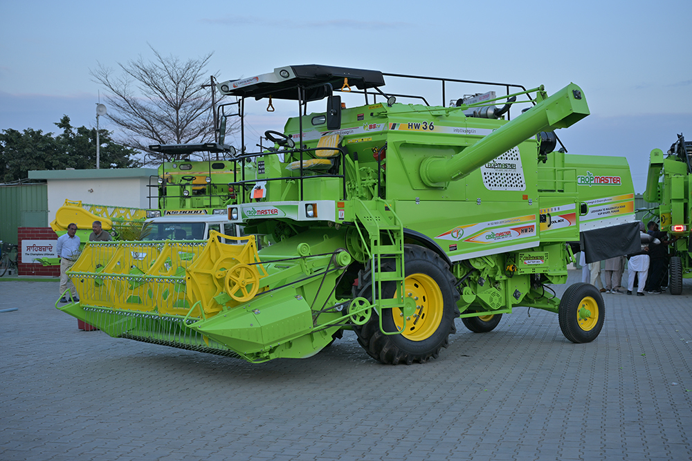 Hw36 Super Deluxe Combine Harvester - Color: Green Paint Coated