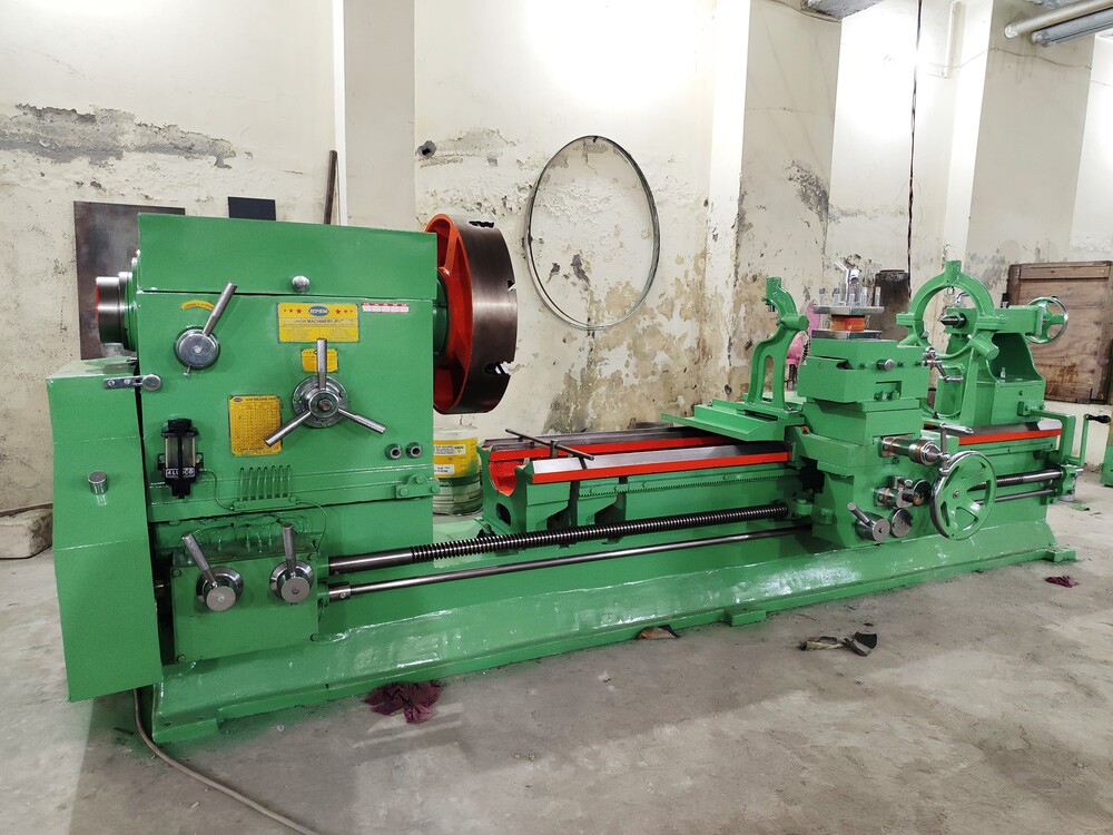 Green 12 Feet Extra Heavy Duty Lathe Machine