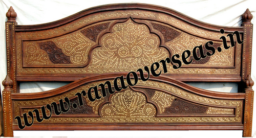Brown Wooden Double Bed In Sheesham Wood