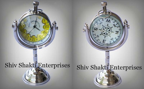 स्टैंड के साथ समुद्री घड़ी