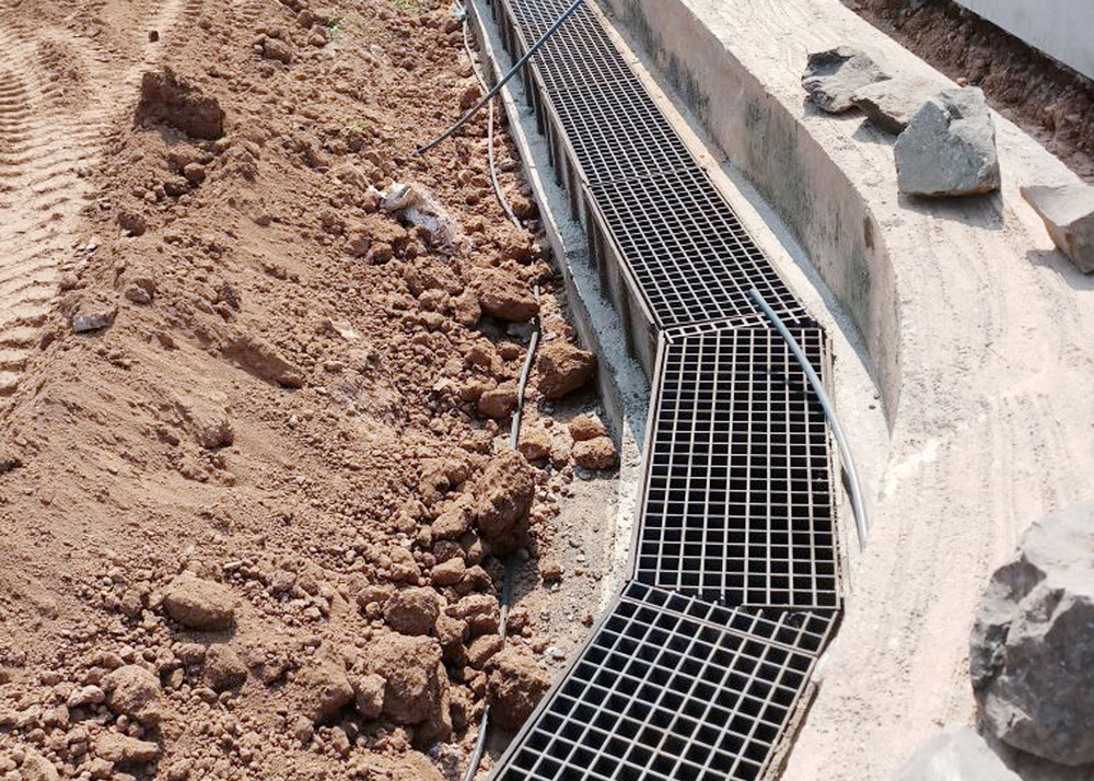 Thermodrain Frp Grp Drain Channels With Grating Gully Cover - Color: Black