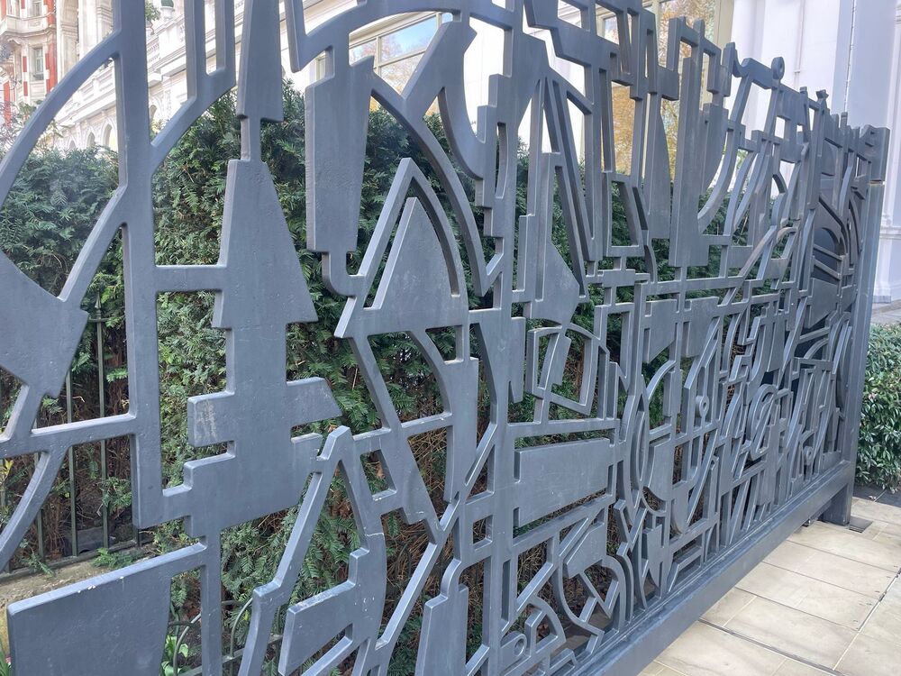 metal gate