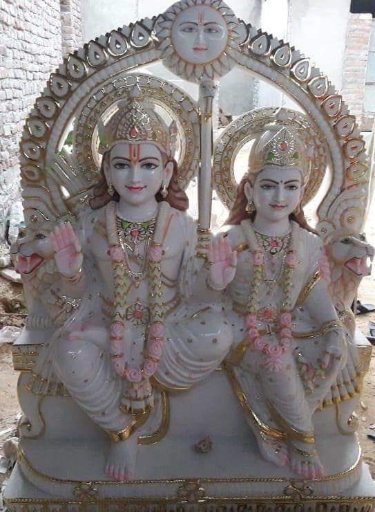 चमकदार संगमरमर के भगवान की मूर्तियाँ