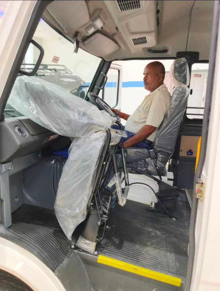 Force 17 Plus Passenger Driver Traveller - Color: As Per Requirement