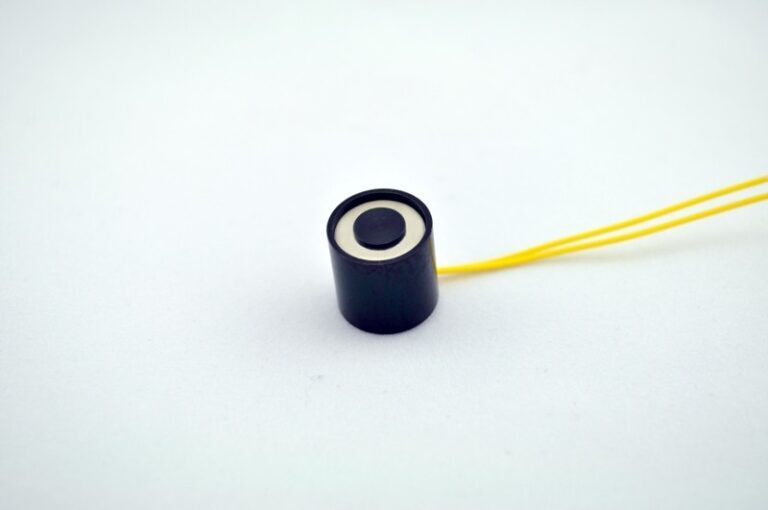 EM050-12-222 a Round Electromagnet