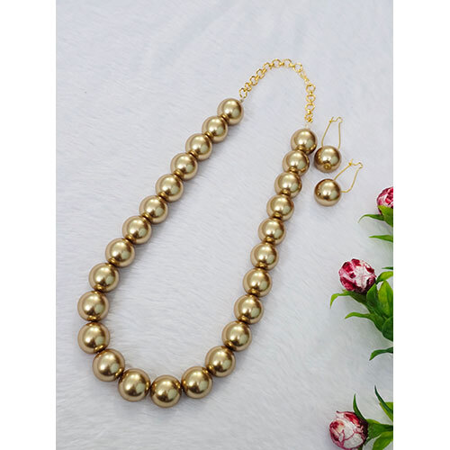 Shell Pearl Necklace - Color: Golden