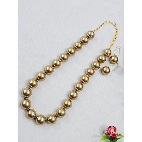 Shell Pearls Necklace - Color: Golden