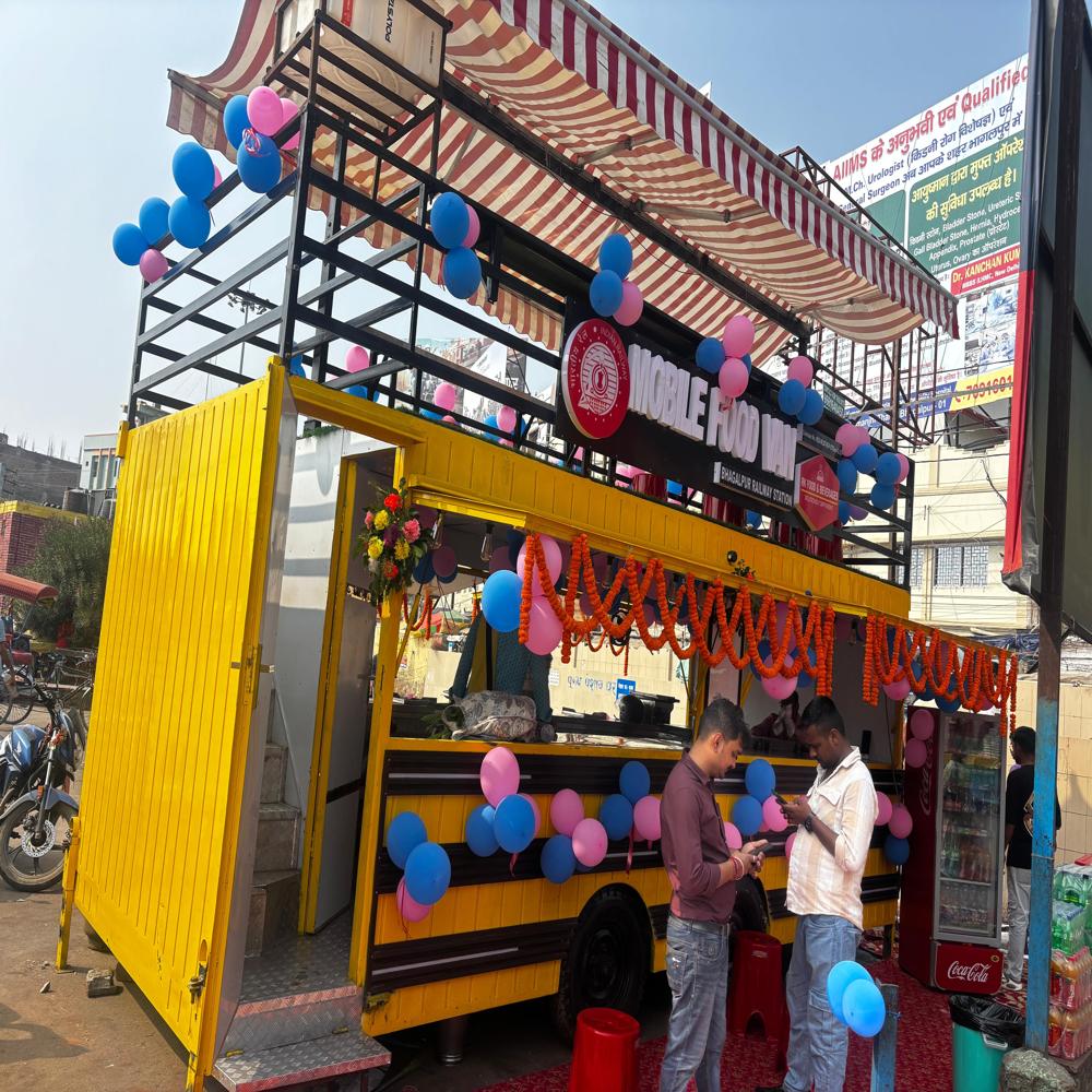 Food Cart with Roof Top Dining