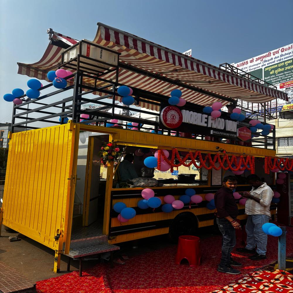 Food Cart with Roof Top Dining