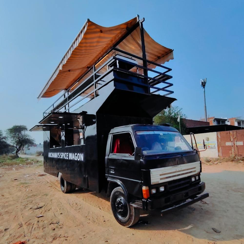 Food Truck with Roof Top Dining