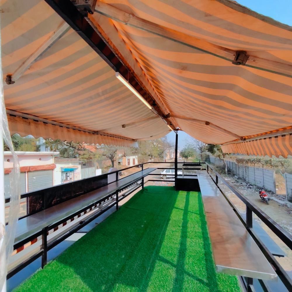 Food Truck with Roof Top Dining