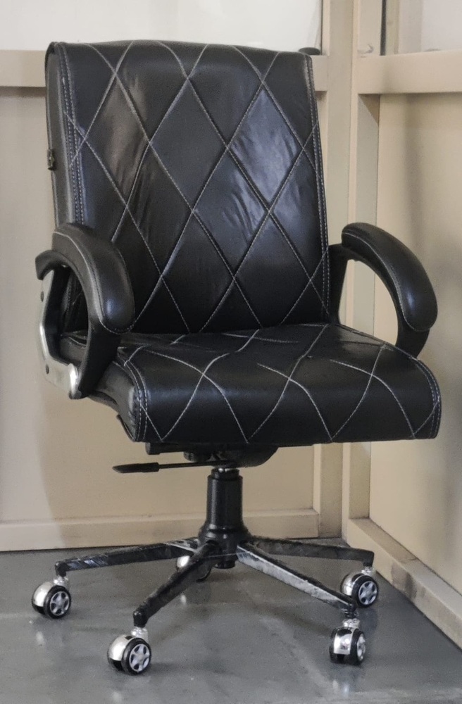 Medium Back Executive Office Chair - Color: Black