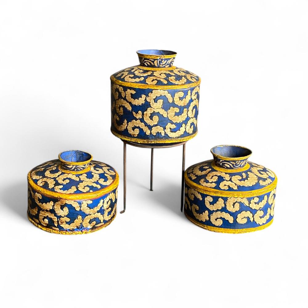 ANTIQUE IRON HANDPAINTED POT 