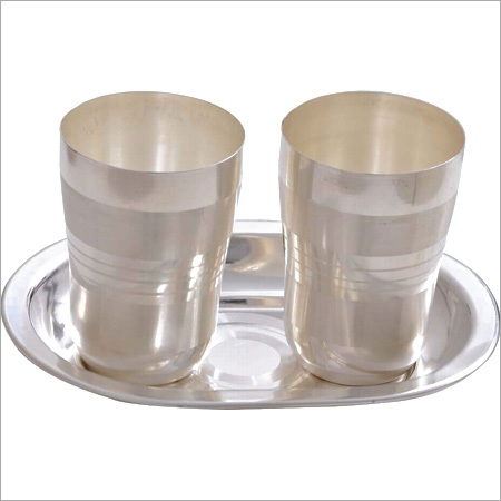 नक़्क़ाशीयुक्त चांदी-सुड़ने वाले उपहार