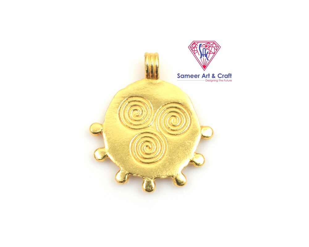 18k Gold Plated In Brass Material Charms Pendant With Round Shape