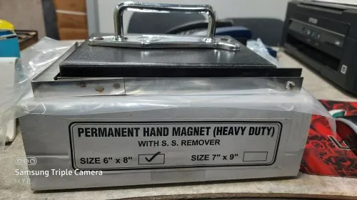 Hand Magnet With Ss Remover Cover - Capacity: 10 Kg