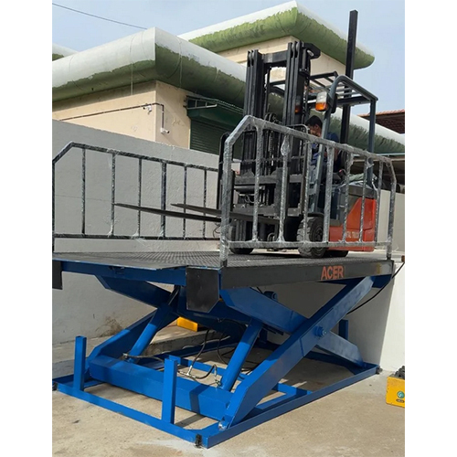 9000 Kg Hydraulic Dock Leveler - Color: Black