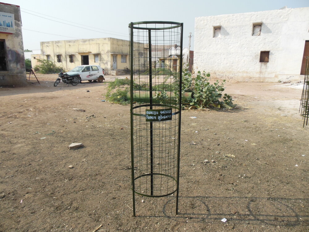 Angle Frame Tree Guard - Color: Green