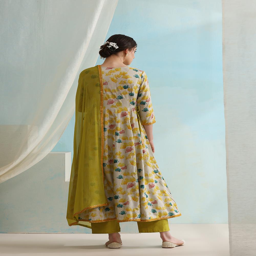 Floral Printed V-neck Three-quarter Sleeves Green Kurta With Trousers & With Dupatta - Feature: Comfortable