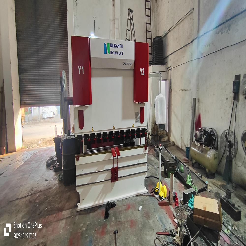 Cnc Hydraulic Press Brake Machine - Capacity: 65 Ton