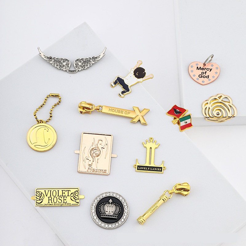 OEM/ODM Customized Heart Rectangle Shaped Fashion Elegance Bag Label Metal Clothing Letters Brand Labels Accessories