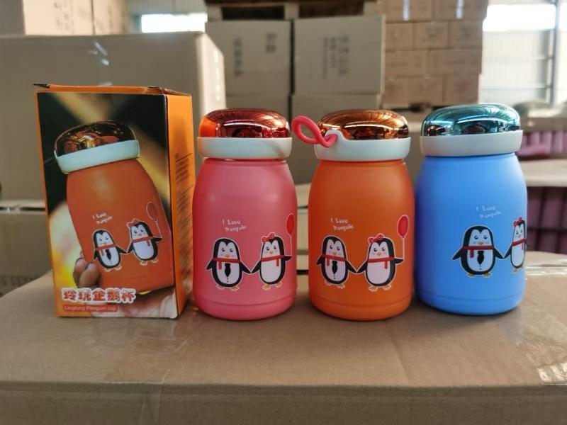 Teddy Water Bottle - Color: Multicolour