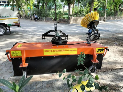 Tractor Mounted Road Sweeper Machine - Capacity: 500 L Ltr
