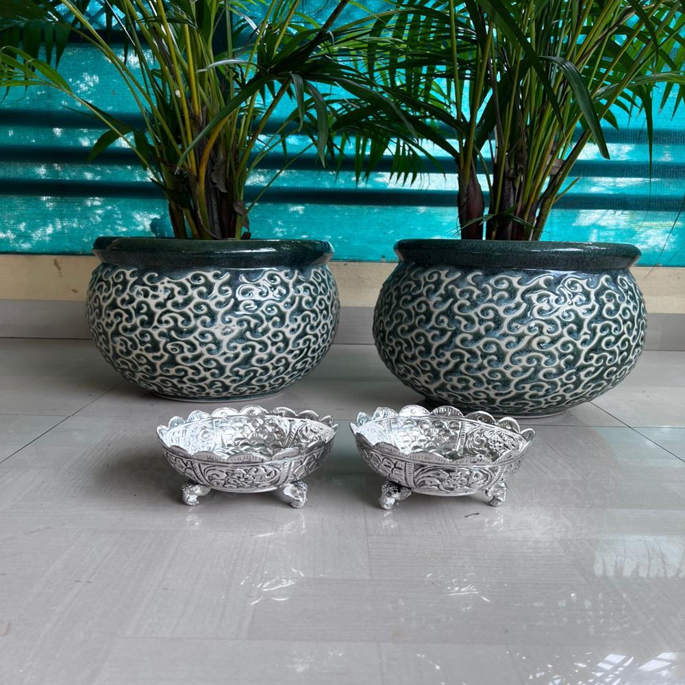 Round bowl with elephant leg bowl