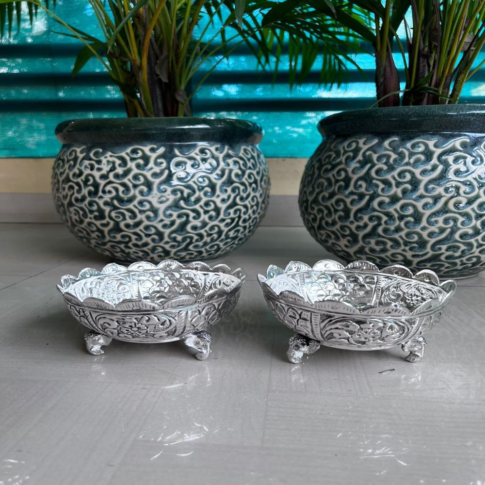 Round bowl with elephant leg bowl