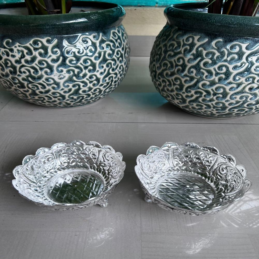 Round bowl with elephant leg bowl