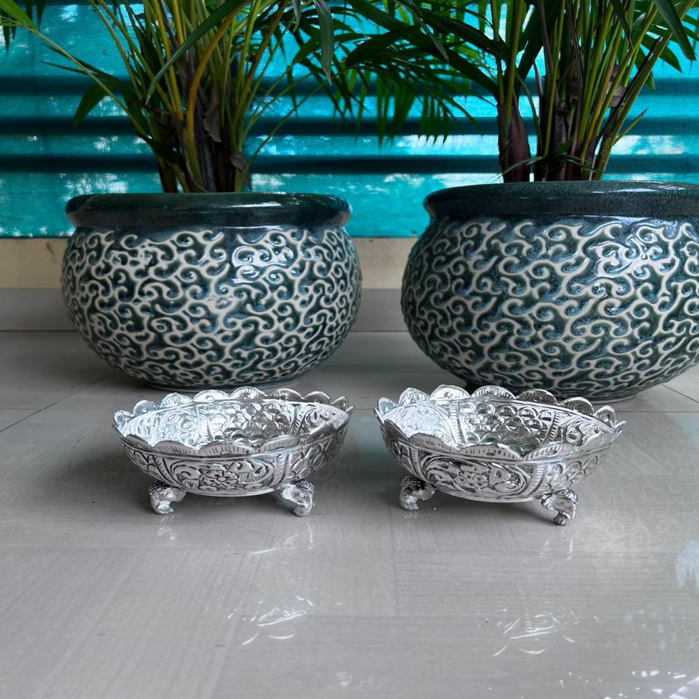 Round bowl with elephant leg bowl