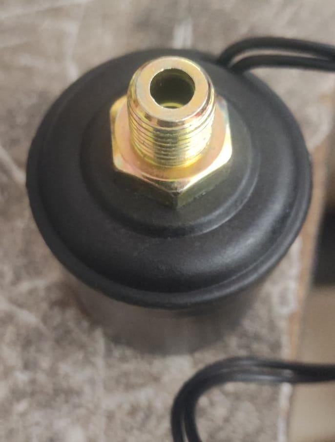 Capasittor Pressure Switch - Color: Black