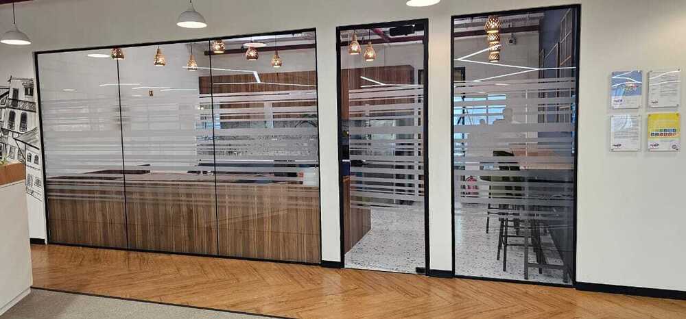 Workstation Slim Partition - Color: Transparent