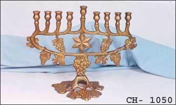 9 लाइट्स में ब्रास एम्बॉस्ड कैंडल होल्डर