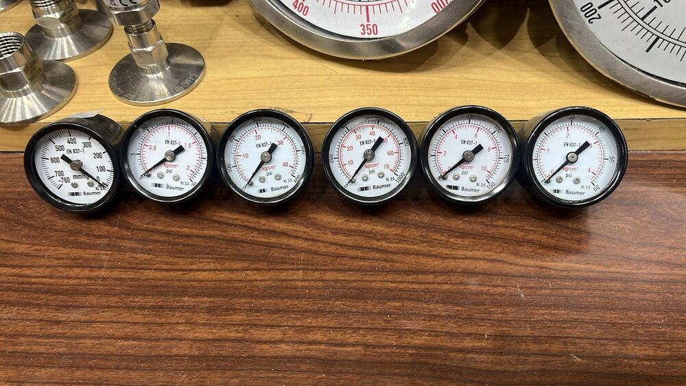 Aab4 Baumer Pressure Utility Gauge - Color: Black