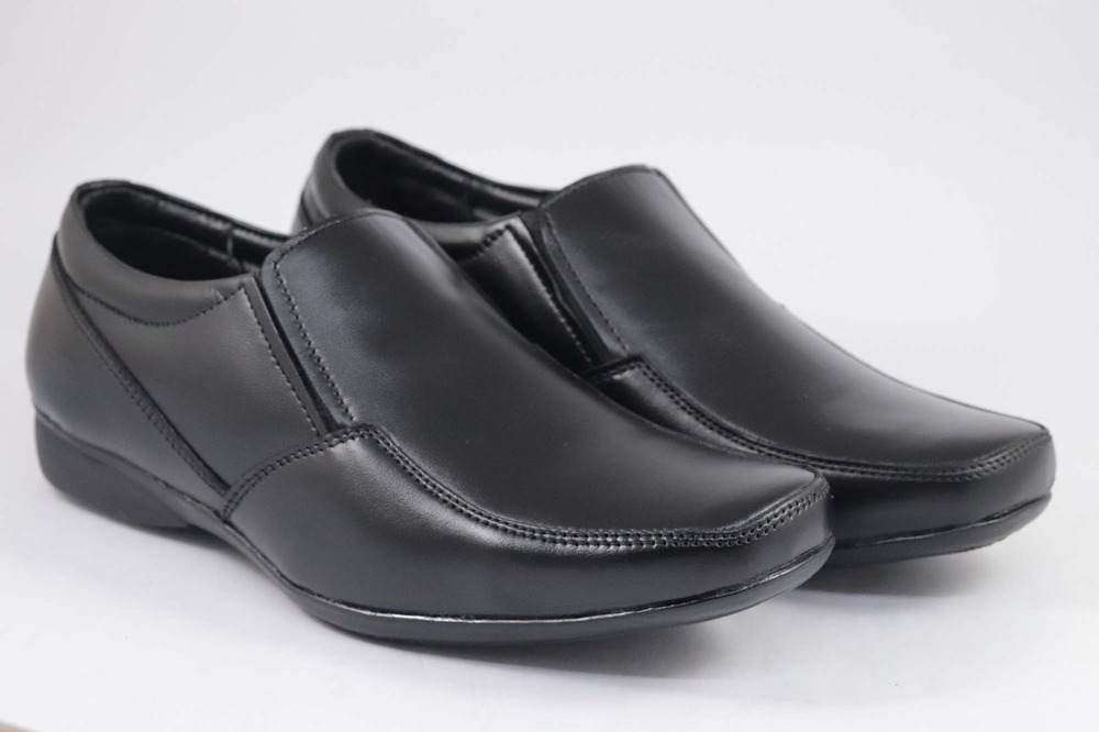 Leather Plain Loafers - Color: Black
