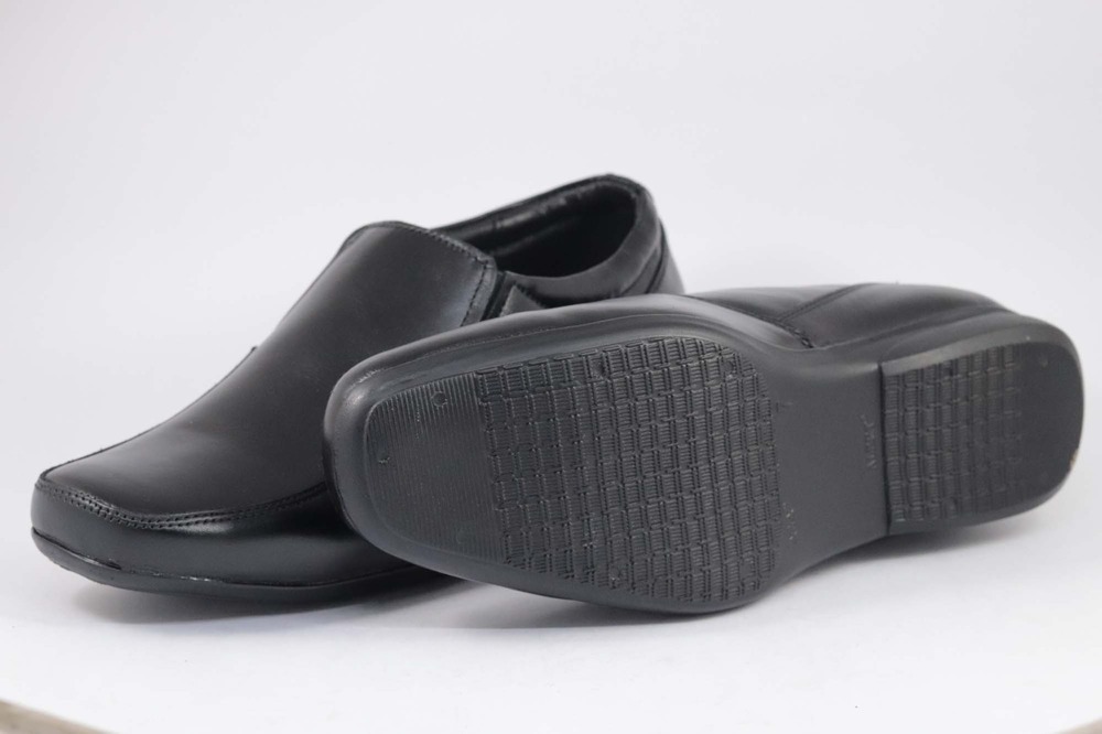 Leather Plain Loafers - Color: Black