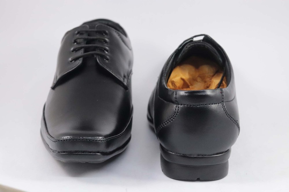 Pointed Leather Shoes - Color: Black