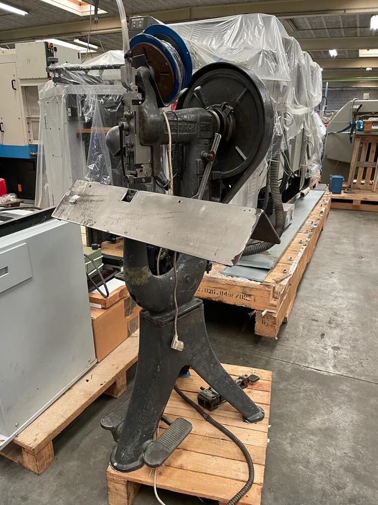 Boston Wier Stitching Machine - Material: Steel