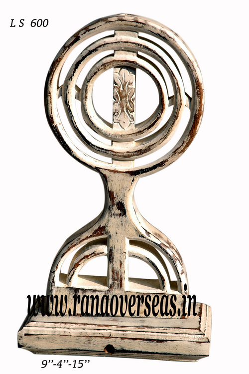 पेंटेड वुडन लैंप बेस।