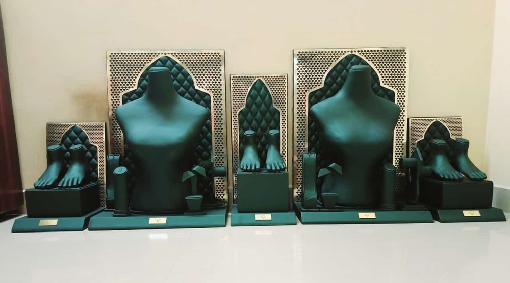 Jewellery Window Displays Set - Features: Non-slip Base