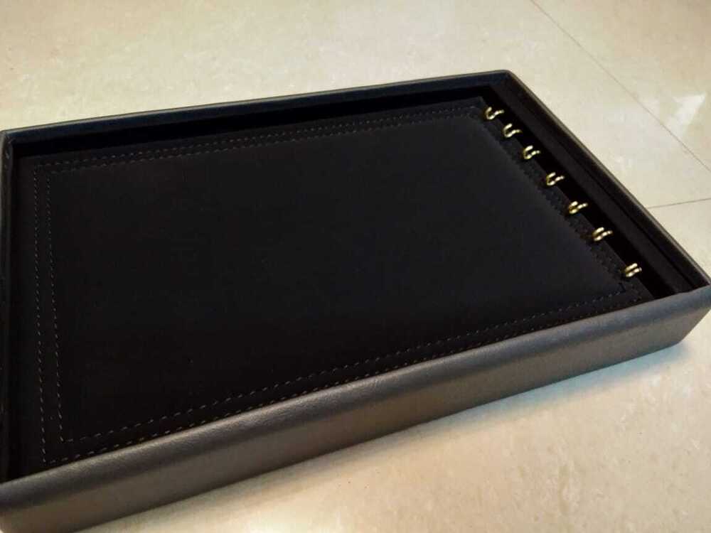 Chain Display Stand - Color: Black