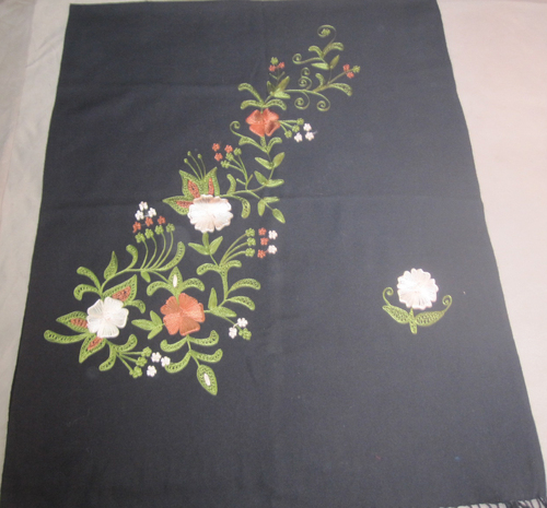 ऊनी कढ़ाई वाली शॉल