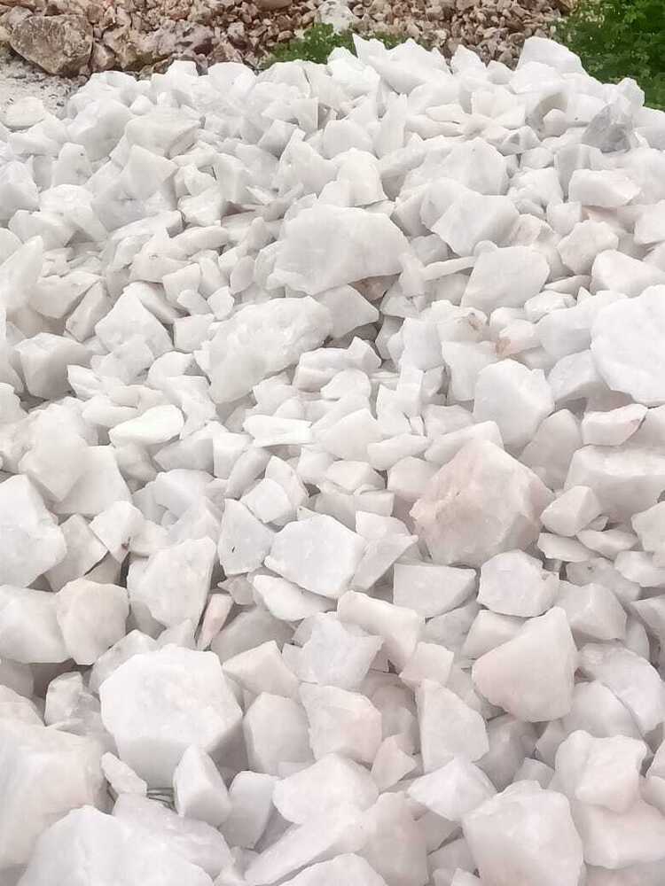 सफेद क्वार्ट्ज lumps