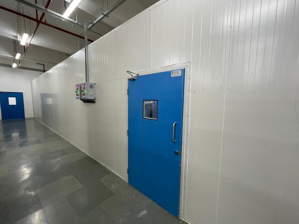 Fully Automatic Cold Storage Chamber - Color: White